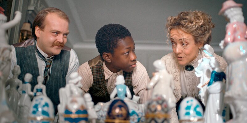 Gorgon (Adam Mamadou Bizokunda) bei den Adoptiveltern – Bild: WDR/​Odd Reinhardt Nicolaysen/​Magnus Flåto/​Monster