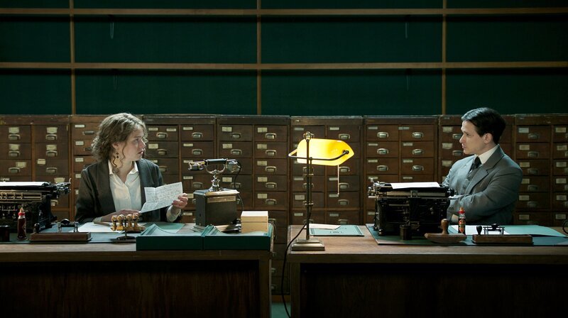 Grete Bloch (Marie-Luise Stockinger) und Franz Kafka (Joel Basman, v.l.n.r.). – Bild: NDR/​Superfilm