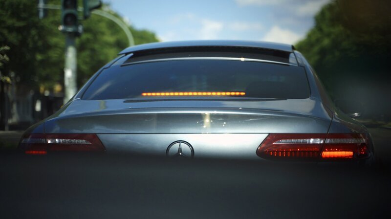 Sie nennen es „Stechen“: Junge Männer fahren Berliner Straßen hoch und runter, bis ein anderer auftaucht. Es braucht keine Verabredung. Man erkennt sich. Dann geht’s nur noch um Millisekunden, mit Vollgas über rote Ampeln. Und oft genug um Leben und Tod. „Wer vom Gas geht, verliert. So ist das“ – sagt einer, der bei illegalen Autorennen mitmacht. Dieser Film erzählt die Geschichte dahinter. – In Berlin geht es schnell, einen Gegner für ein illegales Autorennen zu finden. – Bild: rbb