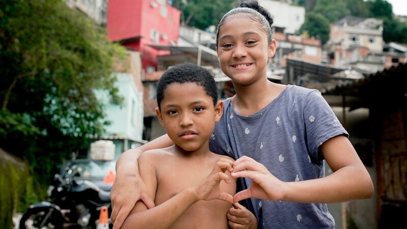 Wie viele Menschen in der Favela Rocinha leben weiß niemand so genau. Schätzungen gehen von 200.000 aus. Maria-Eduarda und Jose-Miguel leben gemeinsam mit ihrer Mutter in einem 1-Zimmer-Apartment. – Bild: ZDF und SWR Wie viele Menschen in der Favela Rocinha leben weiß niemand so genau. Schätzungen gehen von 200.000 aus. Maria-Eduarda und Jose-Miguel leben gemeinsam mit ihrer Mutter in einem 1-Zimmer-Apartment. – Bild: ZDF und SWR
