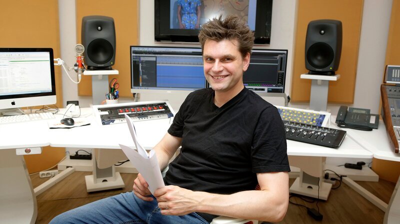 Erzählt wird der Film über das Jahr der Frau – natürlich von einem Mann. Lutz van der Horst steht Pate für 1975. Der Comedian und berüchtigte Außenreporter der „Heute“-Show kam im August dieses Jahres in Köln zur Welt. – Bild: WDR/​Dirk Borm