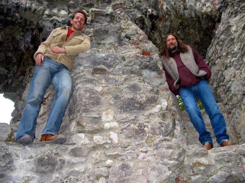 Willi und Dr. Joachim Zeune auf der Burgruine Hohenfreyberg. – Bild: Bayerischer Rundfunk/​megaherz gmbh