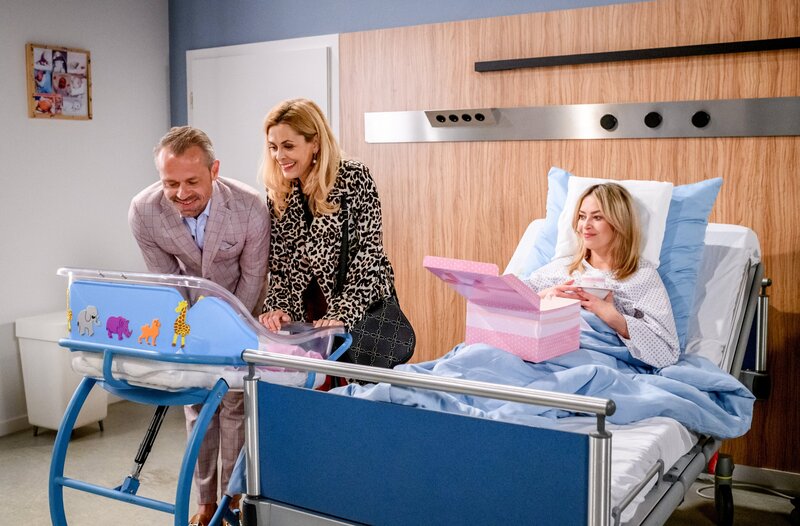 Greta (Laura Osswald, r.) freut sich mit Yvonne (Tanja Lanäus, M.) und Erik (Sven Waasner, l.) über eine gesunde Tochter. – Bild: ORF/​ARD/​Christof Arnold