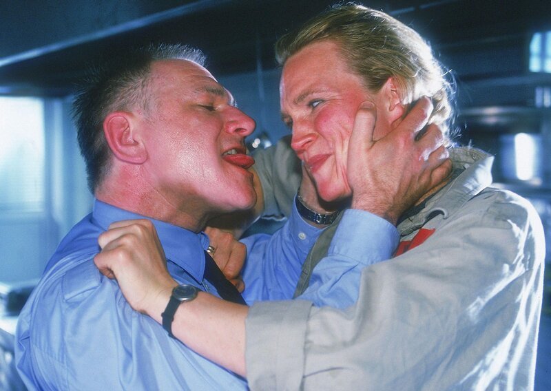 Jörg Baumann (Armin Dallapiccola) versucht Simone (Susanne Schlenzig) zu vergewaltigen. – Bild: RTL