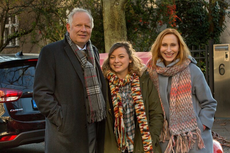 Drehstart Bundschuh, v.li.:: Axel Milberg, Amber Marie Bongard, Andrea Sawatzki – Bild: ZDF und Volker Roloff