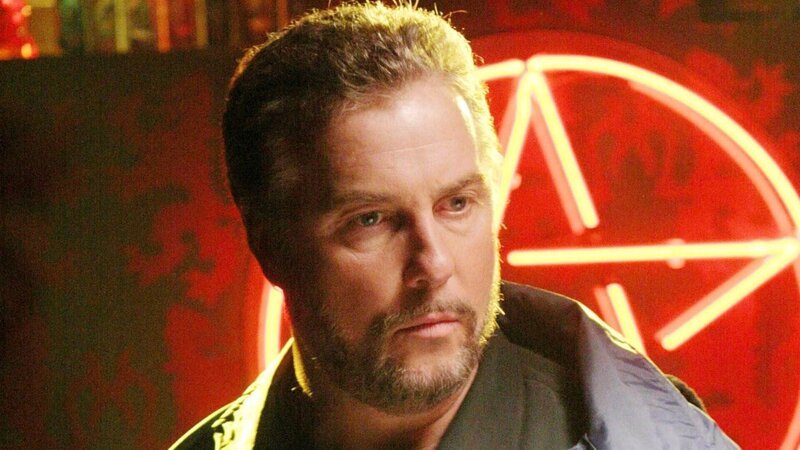 Eine Hellseherin wird ermordet in ihrem Geschäft gefunden. Gil Grissom (William Petersen) und seine Kollegen suchen nach Spuren, die zu dem Mörder führen. – Bild: TVNOW /​ CBS