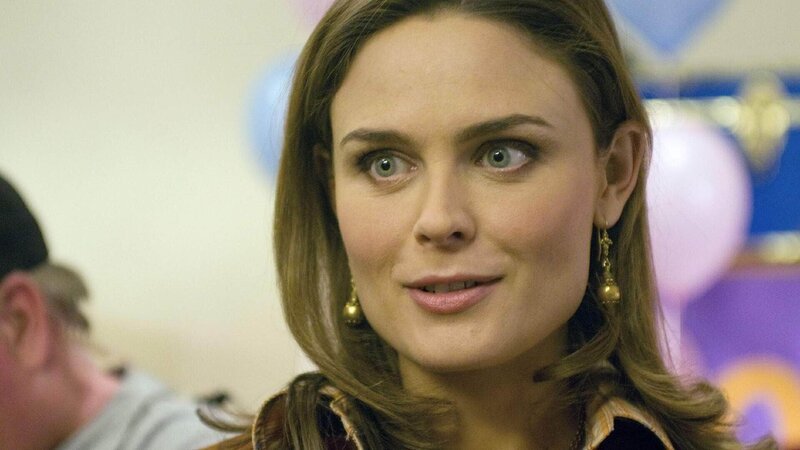 Brennan (Emily Deschanel) findet heraus, dass mehrere Freundinnen von der toten Ashley schwanger sind. Ein Zufall? – Bild: TVNOW /​ FOX