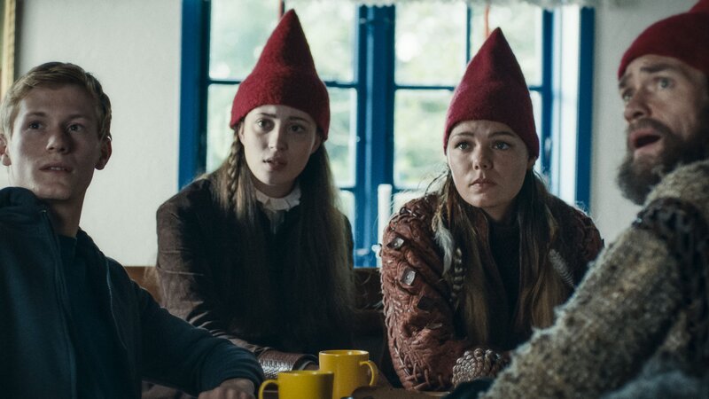 Lasse (Albert Rosin Harson, links) und die drei Wichtel Tinka (Josephine Chavarria Højbjerg, 2. von links), Falke (Viilbjørk Malling Agger) und Grot (Esben Dalgaard Andersen) – Bild: ZDF/​Media Valley/​Marzipan Films