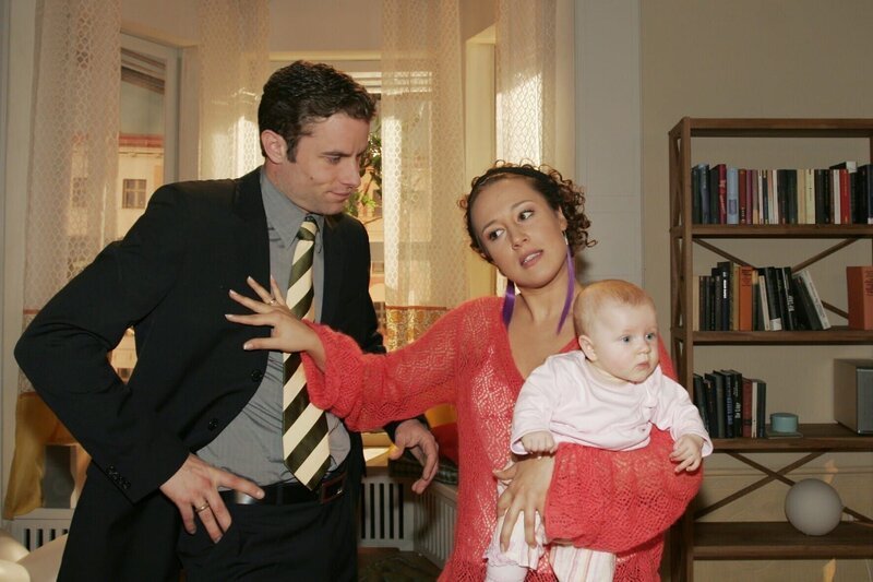 Yvonne (Bärbel Schleker, r.) kann nicht verstehen, warum Max (Alexander Sternberg, l.) den Verkauf der Wohnung noch hinauszögern will. – Bild: SAT.1 /​ Noreen Flynn Eigenproduktionsbild frei