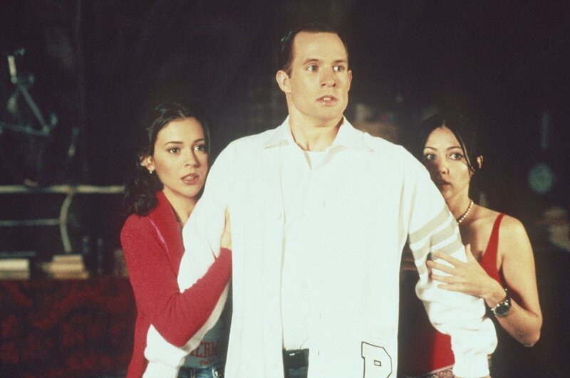 Billy (Chris Payne Gilbert, M.) steht plötzlich zwischen Phoebe (Alyssa Milano, l.) und Prue (Shannen Doherty, r.) … – Bild: ProSieben Media AG