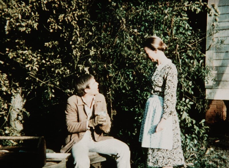 Je weiter die Reparaturen am Dach fortschreiten, desto merkwürdiger verhält sich Hyder. Seine Frau (Bonnie Bartlett, r.) versucht, John-Boy (Richard Thomas, l.) das Verhalten ihres Mannes zu erklären. – Bild: Sat.1 Gold