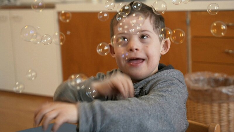 Janusch im Kindergarten. – Bild: 3sat Janusch im Kindergarten. – Bild: 3sat
