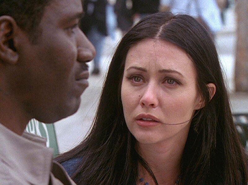 Prue (Shannen Doherty) ist erschüttert über das Schicksal von Cleavant Wilson (Cleavant Derricks), dessen Tochter ermordet worden ist. – Bild: Paramount Pictures