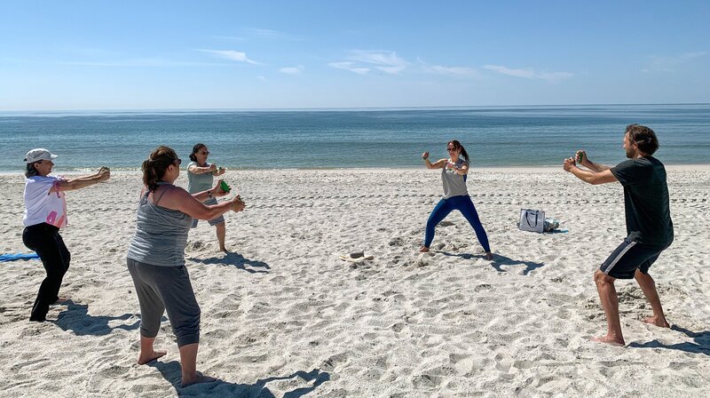 Für ihre Teilnehmer ist es Urlaub, für Fitnesskauffrau Ramona Steber neuer Alltag auf Sylt. – Bild: Georg Heimberger