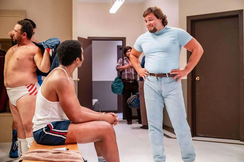 Joseph Lee Anderson als Rocky Johnson, Michael Strassner als Jerry Lawler (Abbildungsbeispiel). – Bild: Mark Taylor/​NBC /​ NBCUniversal Media, LLC.