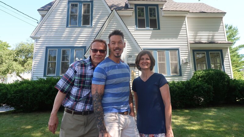 David Bromstad and our winners pose for camera in front of the hero house – Bild: HGTV/​Scripps Networks, LLC.