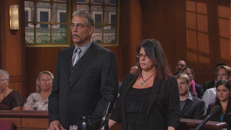 Während der Verhandlung sprechen ein Mann und eine Frau mit dem Richter – Bild: TLC