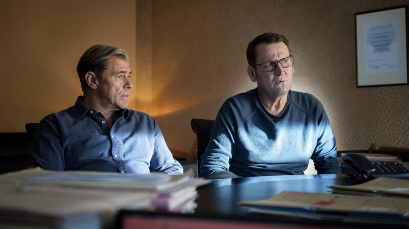 ARD MORDEN IM NORDEN FOLGE 103, „Diva“. Finn (Sven Martinek, l.) und Lars (Ingo Naujoks, r.) überlegen, ob Vanessa ihre Entführung selbst inszeniert habe könnte? (Szenenbild) – Bild: ARD/​Georges Pauly