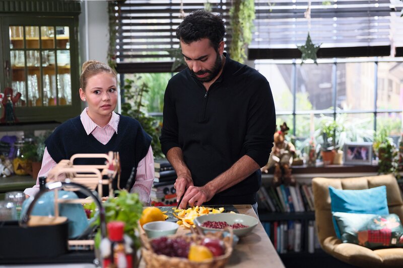 Ronja (Theresa Traser) erfährt amüsiert, dass Baris (Metehan Demiröz) glaubt, sie steht auf ihn. – Bild: RTL /​ Stefan Behrens /​ King vom Zoll ist halb so toll