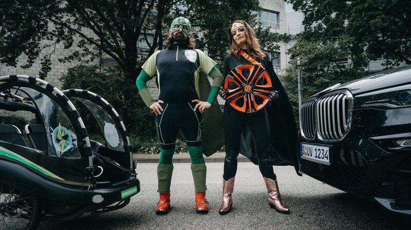 Linda Zervakis als Captain SUV (r.) und Freddy Radeke als Lastenrad-Man (l.). – Bild: NDR/​Marta Urbanelis
