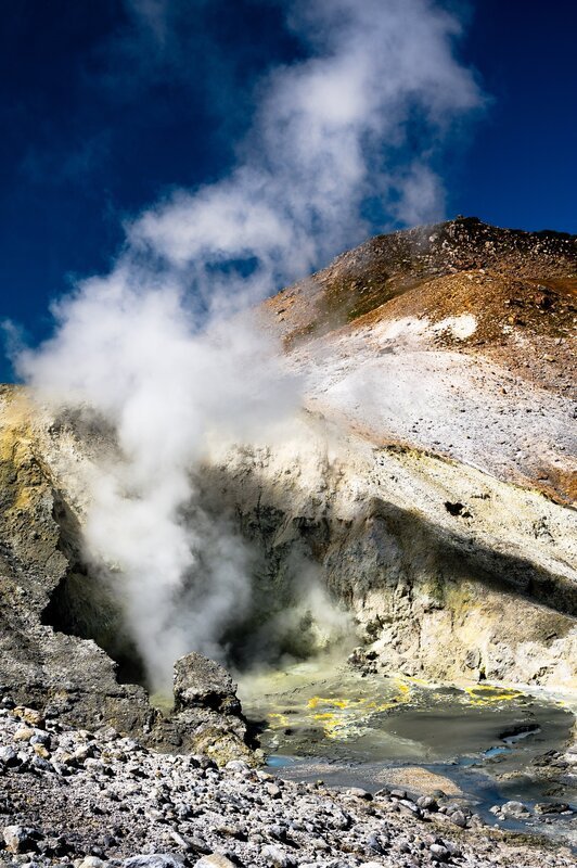 Schwefelrauch über einer aktiven Fumarole im Jigokudani Krater („Hell Valley“), Tate-yama Vulkan, Honshu, Japan. – Bild: 3sat