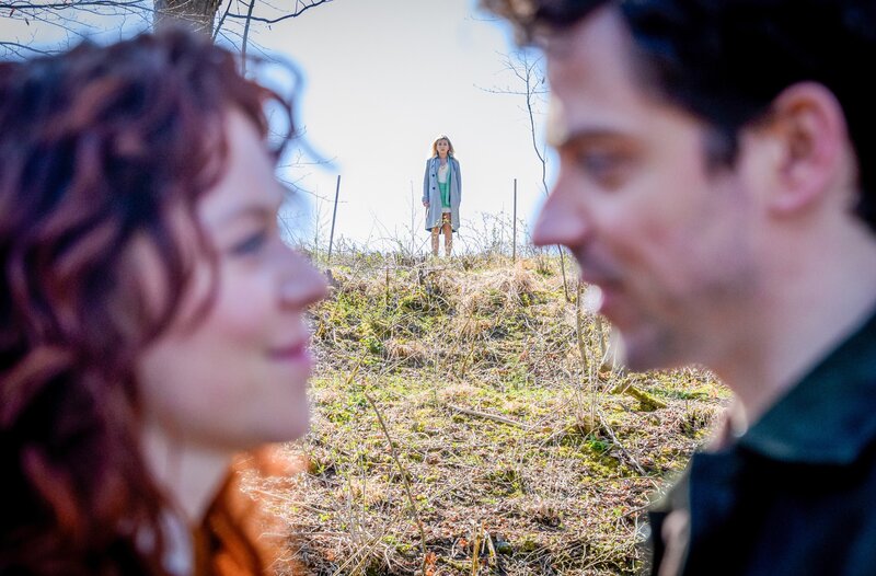 Larissa (Anna Karolin Berger, M.) wird Zeugin, wie Kilian (Anthony Paul, r.) Fanny (Johanna Graen, l.) seine Liebe versichert und sich mit ihr verabredet. – Bild: ORF/​ARD/​Christof Arnold