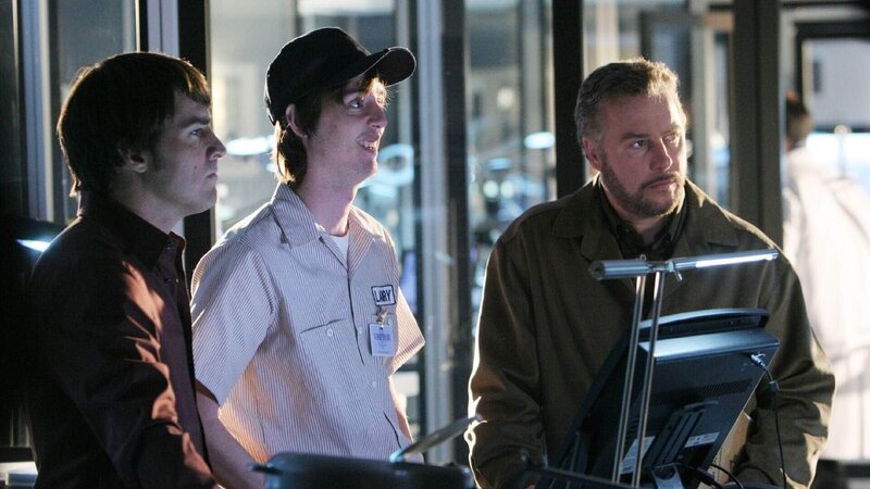 Nick (George Eads, l.) und Grissom (William Petersen, r.) zeigen dem Zeugen Larry Smite (Nate Mooney) ein Überwachungsvideo, um den möglichen Täter zu identifizieren. – Bild: TVNOW /​ CBS