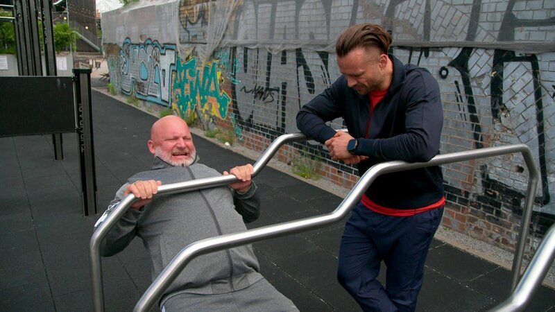 Joe merkt, dass sein Körper unter Peggys Abwesenheit leidet. Motiviert startet er ins Fitnessprogramm. Doch Joe übertreibt maßlos … – Bild: RTLZWEI
