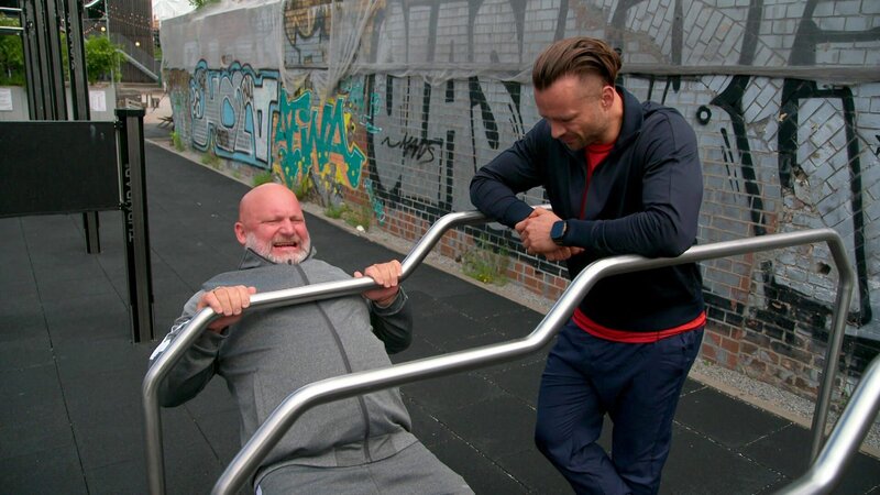 Joe merkt, dass sein Körper unter Peggys Abwesenheit leidet. Motiviert startet er ins Fitnessprogramm. Doch Joe übertreibt maßlos … – Bild: RTLZWEI