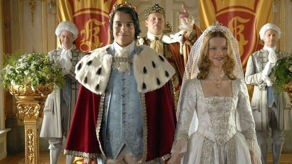 SENDER: NDR Fernsehen – SENDETITEL: Das tapfere Schneiderlein – UNTERTITEL: – CAPTION:  NDR Fernsehen DAS TAPFERE SCHNEIDERLEIN, am Montag (26.12.11) um 11:35 Uhr..Der König (Axel Milberg, Mitte) hält sein Versprechen: Schneider David bekommt die schöne Prinzessin (Karoline Schuch) zur Braut..© NDR/​Susanne Dittmann, honorarfrei – Verwendung gemäß der AGB im engen inhaltlichen, redaktionellen Zusammenhang mit genannter NDR-Sendung bei Nennung „Bild: NDR/​Susanne Dittmann“ (S2). NDR Presse und Information/​Fotoredaktion, Tel: 040/​4156⁠–⁠2306 oder -2305, pressefoto@ndr.de – Bild: NDR/​Susanne Dittmann