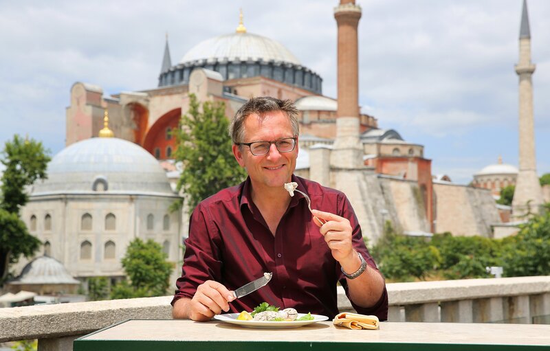 Moderator Michal Mosley mit einer Spezialitat – Salat mir Gehirn – Bild: BBC
