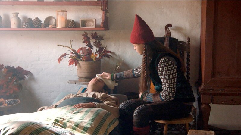 Tinka (Josephine Chavarria Højbjerg) kümmert sich um den ohnmächtigen Birk (Jakob Femerling). Weiteres Bildmaterial finden Sie unter www.br-foto.de. – Bild: BR/​TV 2 Denmark