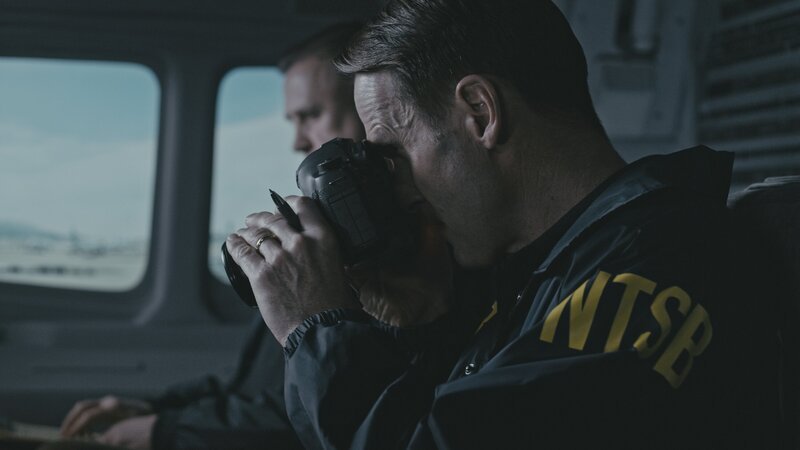 Nachdem er herausgefunden hat, dass vor dem Abflug des Air Tahoma Fluges 185 von Memphis keine ordnungsgemäßen Verfahren eingehalten wurden, führt der leitende Ermittler des NTSB (gespielt von Jason Faulkner) ein zweites Gespräch mit dem Kapitän (gespielt von Jim Annan), um herauszufinden, warum. – Bild: National Geographic