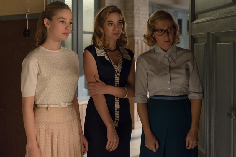 (v.l.n.r.) Lucía Márquez (Charlotte Vega); Clara Montesinos (Marta Hazas); Rita Montesinos (Cecilia Freire) – Bild: Manuel Fernández-Valdés/​BetaFilm