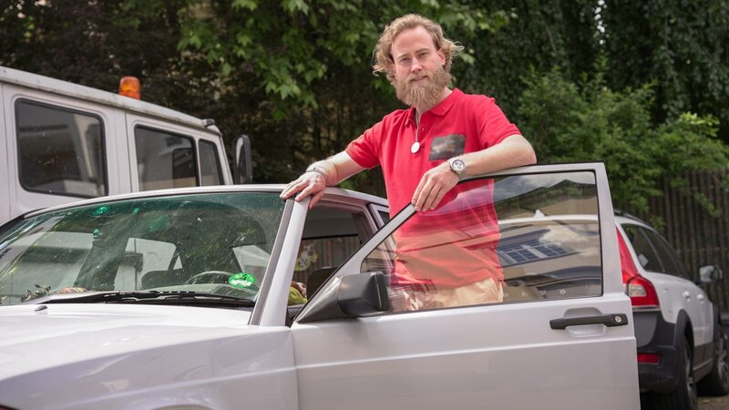 Axel at his car – Bild: Warner Bros. Discovery, Inc. or its subsidiaries and affiliates. All rights reserved. /​ Philipp Kuepper