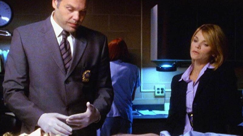 Goren (Vincent D’Onofrio) und Eames (Kathryn Erbe) suchen bei Rick (Jason Pendergraft, vorne) nach Hinweisen, die zum dreifachen Mörder führen könnten. – Bild: TVNOW