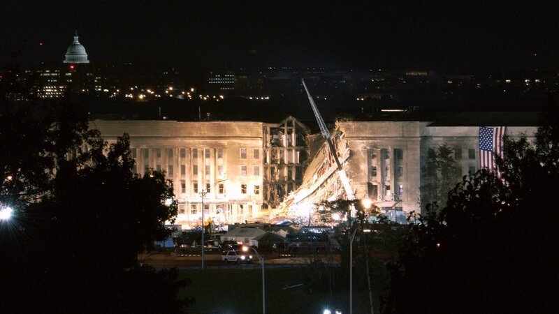 Einer der Terroranschläge am 11. September 2001 galt dem Hauptsitz des US-Verteidigungsministeriums, dem Pentagon. – Bild: ZDF und Everett Collection