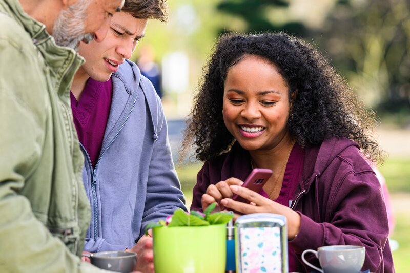 Safi Edemir (Ercan Durmaz, l.), Ivo Bogdanovi? (Oscar Nadermann, M.) und Zoe Breitner (Catherine Chikosi, r.). – Bild: Willi Weber /​ ZDF
