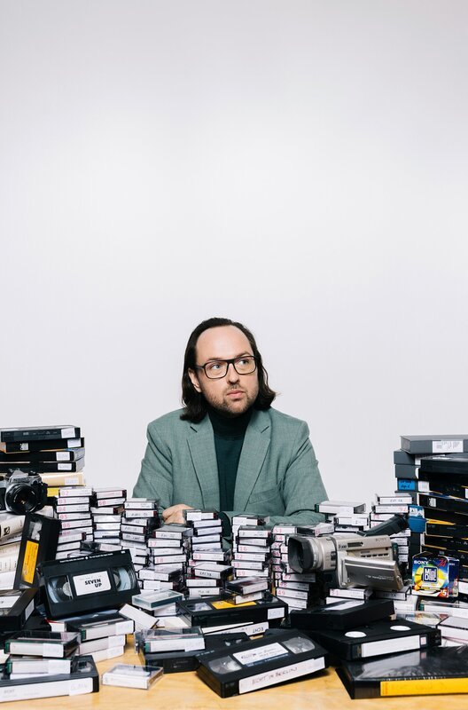 Kim Frank vor Tapes mit den Archivaufnahmen der Band. – Bild: SWR/​Stephie Braun