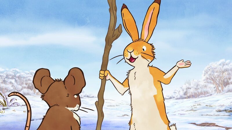 Der kleine braune Hase findet einen großen Stock im Schnee. Er erklärt ihn zu seinem Glücksstock. – Bild: KiKA/​SLR Productions Australia Pty.Ltd./​Scrawl Studios Pte Ltd./​hr/​ARD