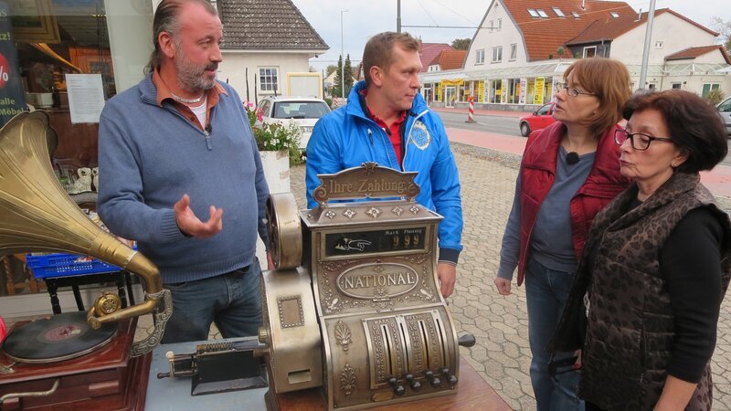 Antikverkauf (Foto, v.li.n.re.: Martin J., Otto Schulte, Bianca und deren Mutter Erika) – Bild: RTL II