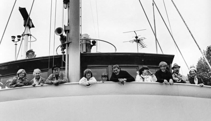 Von der Brücke der „Henriette ll“ strahlen herab v.l.: Margot (Elke Twiesselmann), Oma Petermann (Else Quecke), Hinrich (Uwe Dallmeier), die Schmidts (Uta Stammer, Lars Höbeler, Dieter Ohlendiek), Bea (Ilse Biberti), Harald Mewes (Marco Kröger) und seine Eltern (Günter Kütemeier, Helga Feddersen). – Bild: NDR/​Stroemer