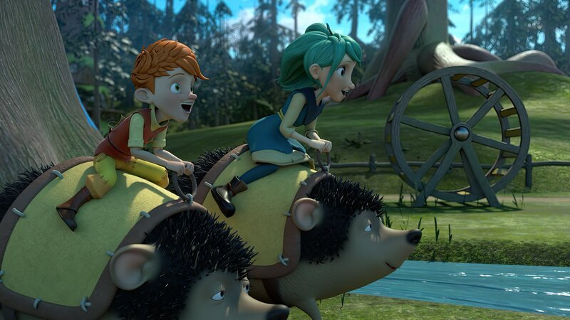 Bevor sie Klincus bei der Suche nach seinen Eltern helfen, nehmen Yuki (links) und Glyn (rechts), auf Anweisung von Tipsar, noch ein paar Igel-Reitstunden. – Bild: ZDF/​SHOWLAB FABRIQUE D’IMAGES TELEGAEL