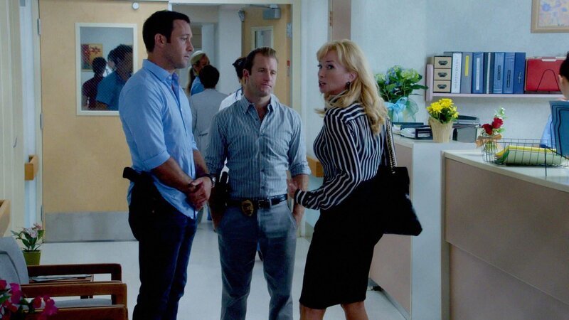 Ein neuer Fall führt Steve McGarrett (Alex O’Loughlin, l.) und Danny Williams (Scott Caan, M.) zu Barbara Cotchin (Rebecca De Mornay, r.). Doch was hat sie damit zu tun? – Bild: 2013 CBS BROADCASTING INC. All Rights Reserved. Lizenzbild frei