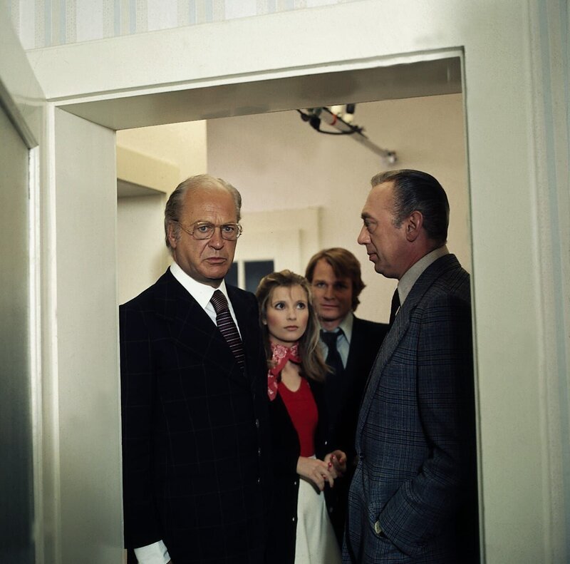 Herr Bubach (Curd Jürgens, l.) ist äusserst verärgert, dass die beiden Inspektoren Derrick (Horst Tappert, r.) und Harry Klein (Fritz Wepper, 2.v.r.) ausgerechnet ihm Fragen nach den verschwundenen Frauen stellen. Susanne Uhlen 2.v.l. – Bild: ZDF/​Michael Marhoffer