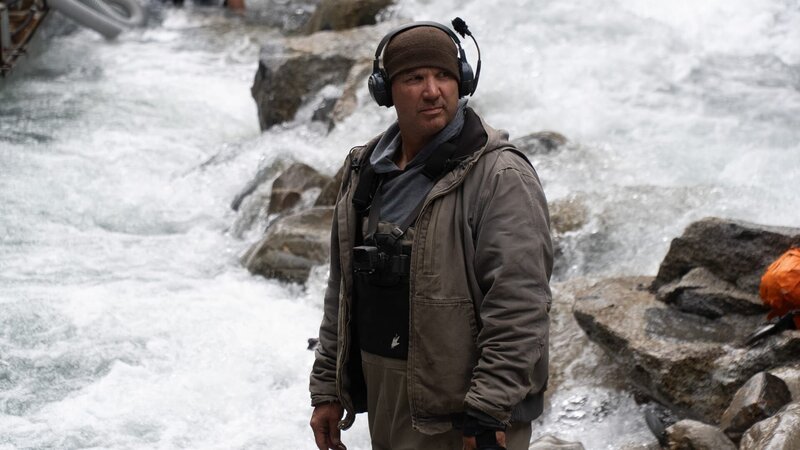 Dustin Hurt gazing pensively off into the distance – Bild: Warner Bros. Discovery, Inc. or its subsidiaries and affiliates. All rights reserved.