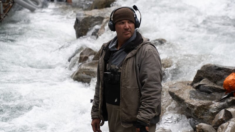 Dustin Hurt gazing pensively off into the distance – Bild: Warner Bros. Discovery, Inc. or its subsidiaries and affiliates. All rights reserved.