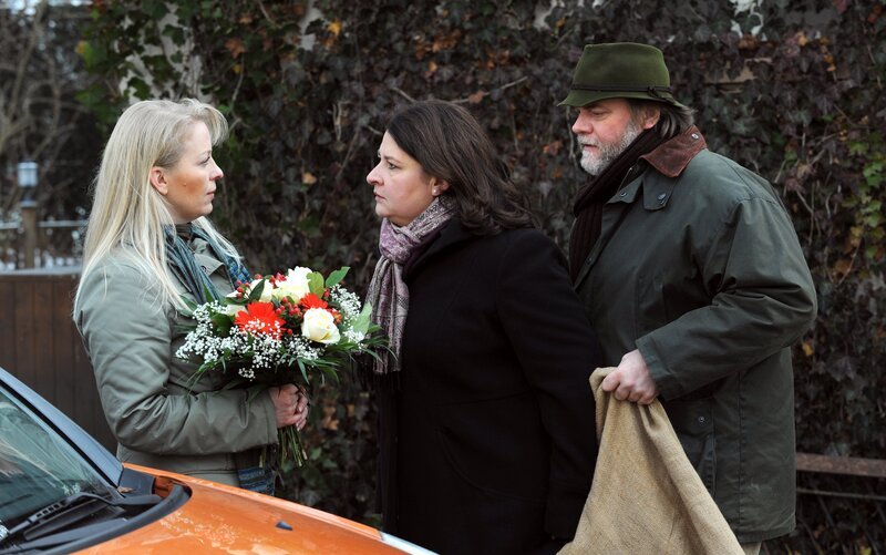 Als Moni ihren Benedikt mit einer hübschen Blondine sieht, stellt sie die beiden zur Rede. Von links: Monika Vogl (Christine Reimer) und Benedikt Stadlbauer (Andreas Geiss). – Bild: BR/​Marco Orlando Pichler