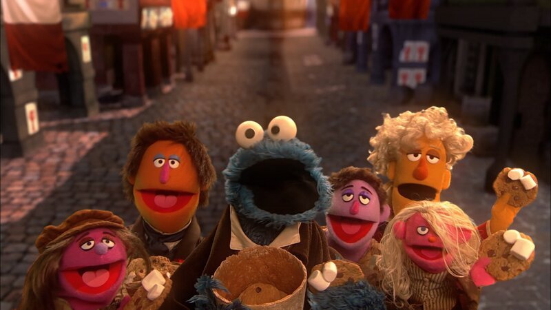 Krümelmonster (m.) ist „Jean Bonbon“ in der Sesamstraßen-Parodie von „Les Miserables“. – Bild: NDR/​Sesame Workshop