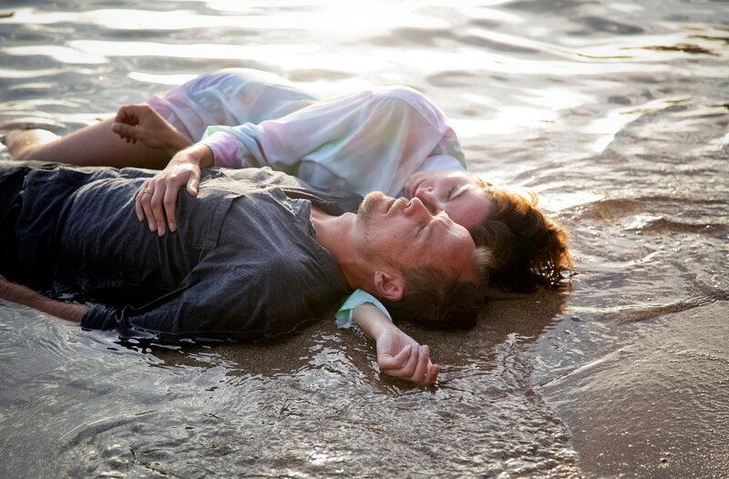 Für Hartwig (Matthias Koeberlin, vorne) ist sie immer noch da: seine verstorbene Frau Maria (Dagny Dewath, hinten). – Bild: ARD Degeto/​Nikos Katsaros